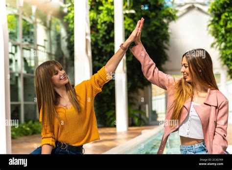 Dos Atractivas Niñas Caucásicas Jóvenes Con Cabello Rubio Se Estrechan