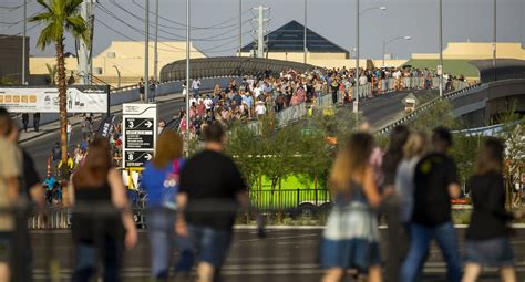 Fans Make Their Way In The Heat To The Garth Brooks Concert At