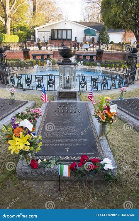 Elvis Presley Grave At Graceland In Memphis Tennessee Editorial