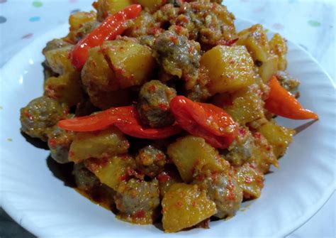 Ulek bawang putih, merica dan garam sampai halus. Resep Rahasia Sambal Goreng Kentang Bola-bola Daging | Resep Bunda Rita