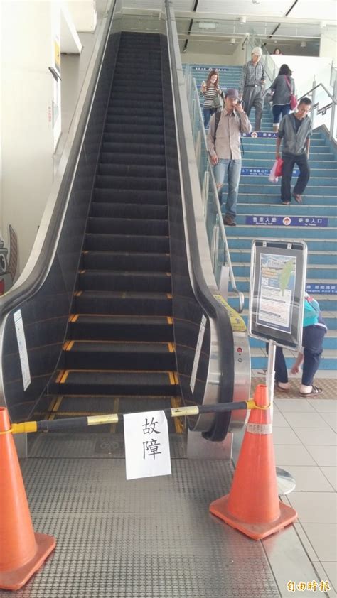 Line / lined / lined / lining / lines. 竹南火車站 車班顯示器壞掉、電扶梯不能走 - 生活 - 自由時報電子報