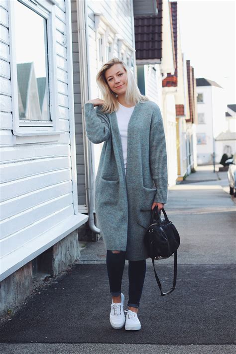 That Scandinavian Style Big Cardigan Jeans And Sneakers Fashion