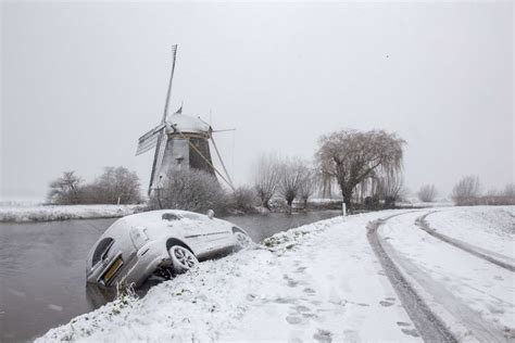 The mountain is covered with snow. Code rood: winterweer houdt Nederland in zijn greep | Trouw