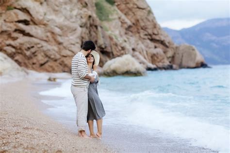 Portrait Dun Adorable Couple Amoureux Sembrassant Et Sembrassant Au