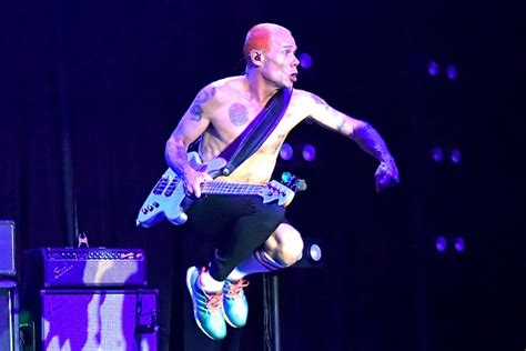 Red Hot Chili Peppers Flea Bemutatta új Tetoválását Rockbookhu