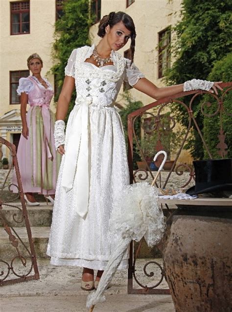Damit das dirndl als hochzeitskleid auch in einer anderen farbe zur braut passt, müssen qualität und material des kleides passen. Hochzeitsdirndl