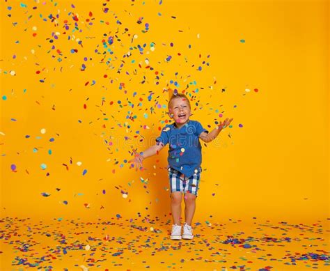 Het Gelukkige Meisje Van Het Verjaardagskind Met Confettien Op Gele