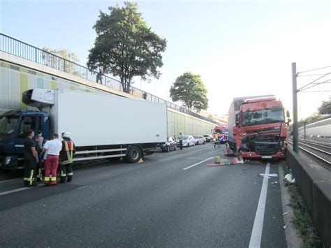 Schwerer Lkw-Unfall blockierte am Freitagabend die A 40 - Mülheim an