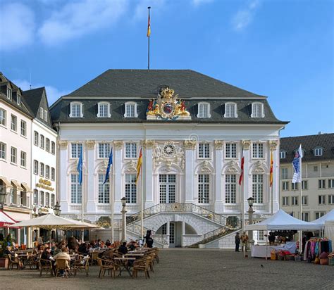 Lea más en las embassypages de alemania. Ayuntamiento Viejo De Bonn, Alemania Foto de archivo ...