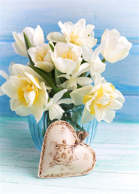 I fiori bianchi simboleggiano da sempre la purezza: Narcisi E Fiori Bianchi Luminosi Dei Tulipani In Vaso E In ...