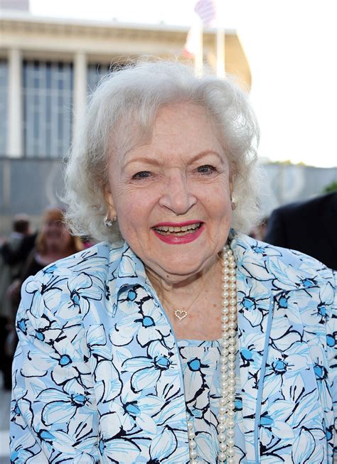 Betty Whites Cause Of Death Revealed Actress Suffered A Stroke