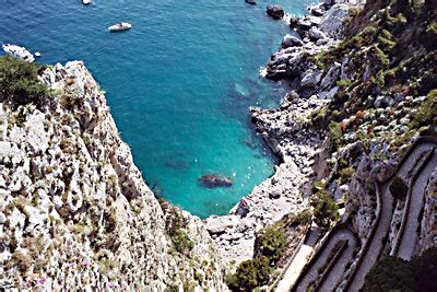 Oryginalny kemping zawieszony na skalistym wybrzeżu morza liguryjskiego, do którego wjeżdża się. LATO 2013: Zwiedzanie Włoch + wypoczynek na Capri i nad ...