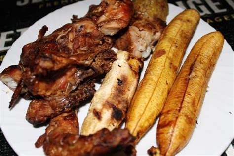 Mahitaji ndizi karanga/ntwiri utakazopenda samaki nyanya 3 kitunguu 1 karoti 1 mafuta vijiko 5 vya chakula. Menu Time: Kuku choma na Ndizi