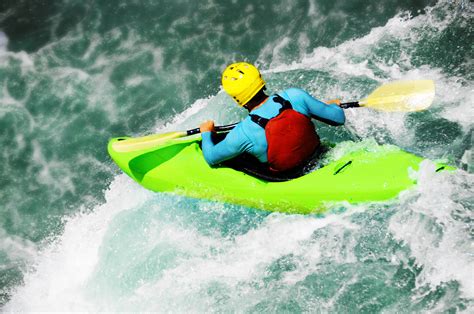 A Guide To White Water Kayaking For Beginners Paddle Pursuits