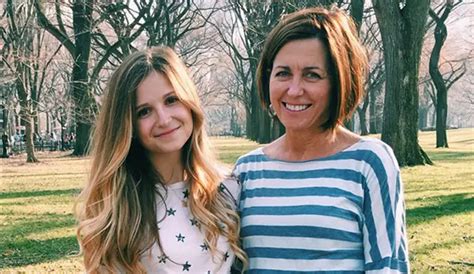Mom Takes A Selfie In Daughters Dorm Room But Instantly Regrets It Relationship Surgery