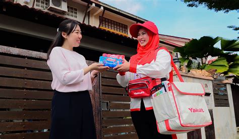 Today there are about 80,000 ladies around the world who deliver yakult products to their customers and the film explores the relationship of yukie, a yakult lady and her elderly client, shirogashi. Gaji Yakult Lady : Yakult Lady và hành trình "đổi vai" của ...