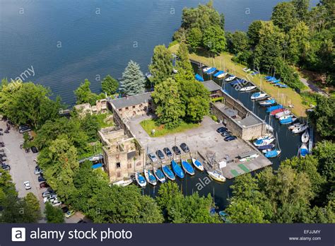 Bei schönem wetter steuern motorradfahrer zu hunderten den dann viel zu kleinen platz vor dem historischen gemäuer an. "Baldeneysee" lake in Essen, river Ruhr, sailing club in ...