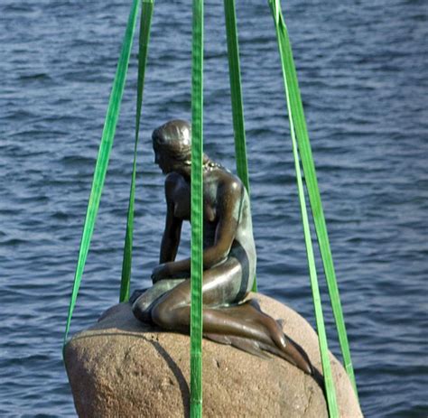 Maybe you would like to learn more about one of these? Aprilscherz: Die Kopenhagener Meerjungfrau als Skelett - WELT