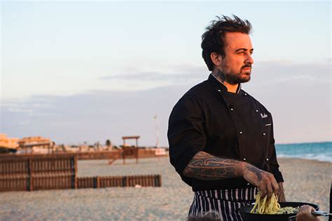 E mi metto pure il cappellino da bbq girl. Unto e bisunto - la vera storia di Chef Rubio il 20 ...