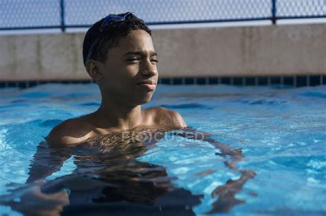 Adolescente En Piscina Sonriendo Mirando A Un Lado — Ocio Refresco