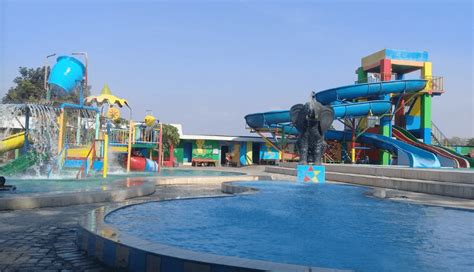 Pantai ini juga memiliki fasilitas area parkir, kolam renang, cottage dan lainnya yang mendukung wisata di sana. Wisata Kolam Renang di Probolinggo, Ini 5 Tempat Terbaiknya