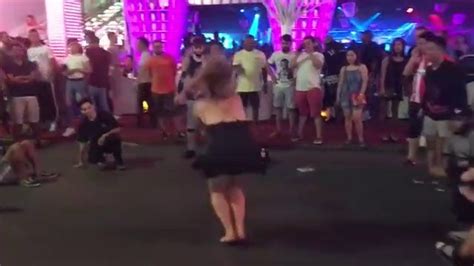 une femme bourrée vient interrompe des breakdancers pour faire des backflips vidéo dailymotion