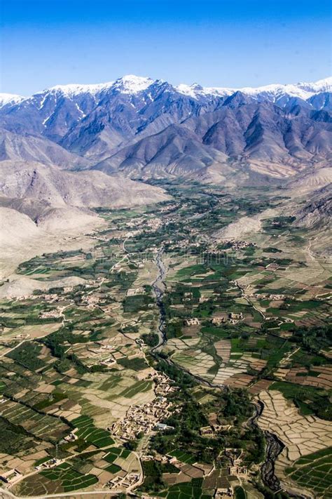 In afghanistan, the burqa covers a woman's body, leaving a small, concealing net for the eyes. Kabul-Landschaftsvogelperspektive, Afghanistan Stockbild ...