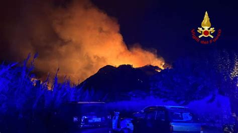 Rometta Incendio Nelle Colline Di Santandrea Vigili Del Fuoco In Azione Foto Messina In