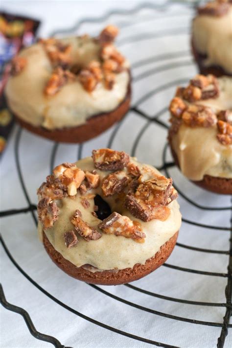 Verfasst von cutiekulla am 1. {Schoko Erdnussbutter Doughnuts mit Snickers-Streuseln ...