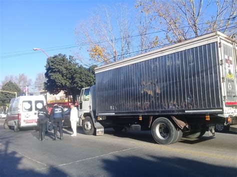 carlos paz un camión provocó un choque en cadena hay dos heridos el diario de carlos paz