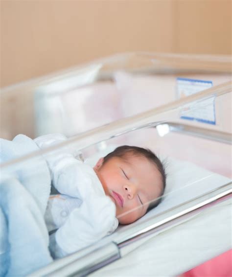Bebé Recién Nacido Duerme En La Cuna Del Hospital Con Ropa De Recién