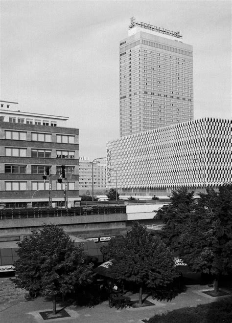 Jones regular participação jenny harper amber tamblyn regular louis edan alexander regular berta conchata ferrell recorrente regular evelyn harper holland total de 0 filmes & series. Berlin in den 90ern — Karl-Liebknecht-Straße in Mitte ...