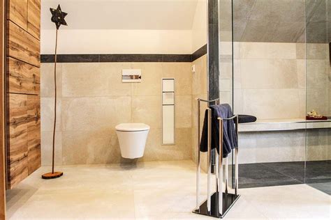 Diese lassen sich perfekt mit kleinen mosaikfliesen oder bordüren kombinieren, um künstlerische effekte in. Badezimmer Halbhoch Gefliest Mit Bordüre - 13 Badezimmer ...