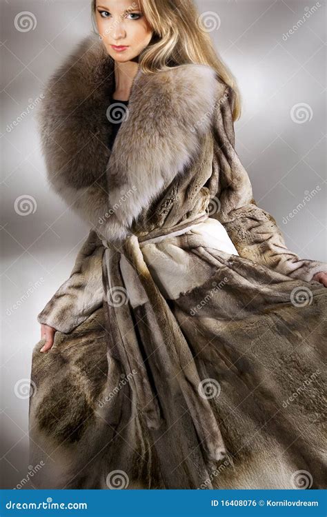 Frau Im Pelzmantel Stockfoto Bild Von Blick Mantel