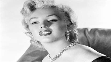 41 Marilyn Monroe With Guns Wallpaper Wallpapersafari