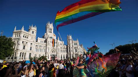 centenas de milhares de pessoas celebram orgulho gay em madrid