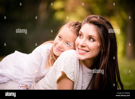 Feliz Madre Teniendo Mucho Tiempo Junto Con Su Hija En La Naturaleza