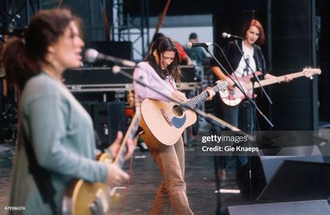 The Breeders Kim Deal Kelley Deal Josephine Wiggs Performing On