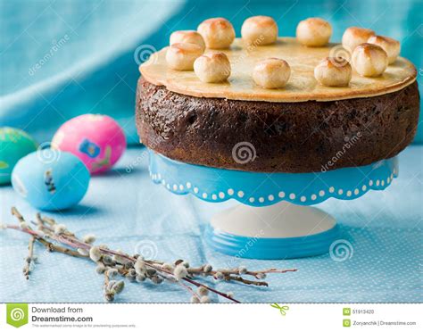 Simnel-Kuchen Traditioneller Englischostern-Kuchen Mit Marzipan ...