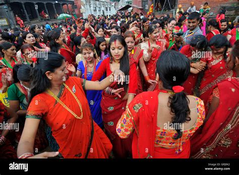 Kathmandu Nepal 04th Sep 2016 Nepalese Devotees Woman Dance At Pashupatinath Temple During