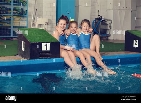 Tres Amigos De La Escuela Las Niñas Piscina Splash Fotografía De Stock