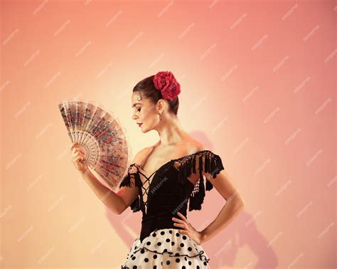 dançarina de flamenco espanha mulher cigana com rosa vermelha e leque espanhol posando e