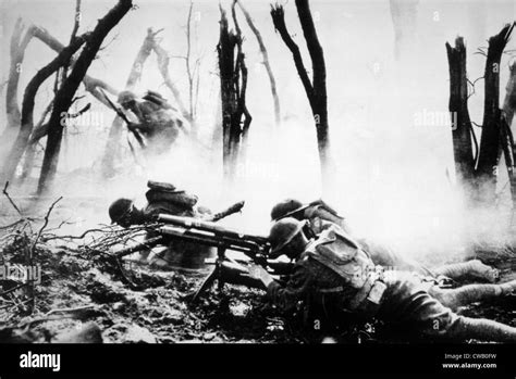 World War I American Machine Gunners In Battle 1918 Stock Photo Alamy