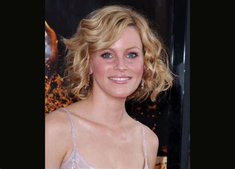 elizabeth banks curled mid neck length bob hairstyle with softness and youthfulness