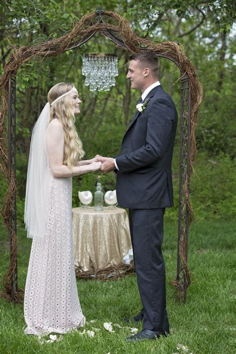 Apr 23, 2020 · the wedding party should enter the ceremony venue in the order listed below, with men on the right and women on the left when walking down the aisle together. Love the grapevine altar and chandelier! View the full wedding here: http://thedailywedding.c ...