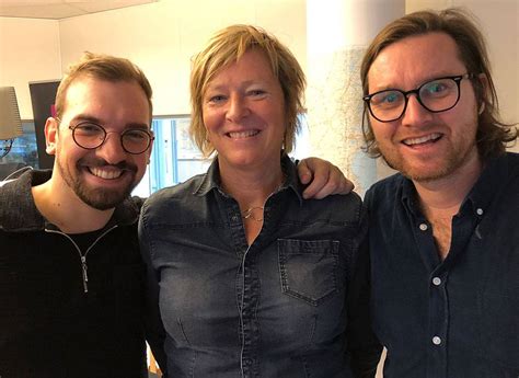 ˈsvæ̌rjɛs ˈrɑ̌ːdɪʊ, sweden's radio) is sweden's national publicly funded radio broadcaster. Kullalivs redaktör om nya boken i radio P4 - Aktuellt ...