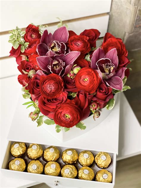 T Set With Fresh Flowers And Chocolate In Miami Beach Fl Flower