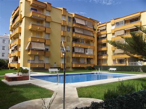 Piso de 1 habitación, con 1 baño, cocina amueblada y equipada con electrodomésticos, salón y una terraza con magnificas vistas. ALQUILER PISO RINCON DE LA VICTORIA MALAGA