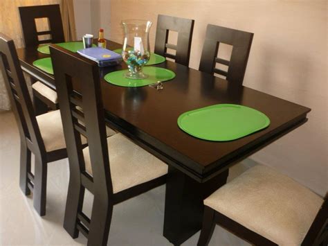 Se trata de un estilo que con pocos elementos se recrea un espacio sofisticado y elegante, como vemos en la imagen de abajo, teniendo como detalles el lujoso juego de mesa y sillas en negro, una silla de mayor presencia en. juegos de comedor ~ COCINAS INTEGRALES
