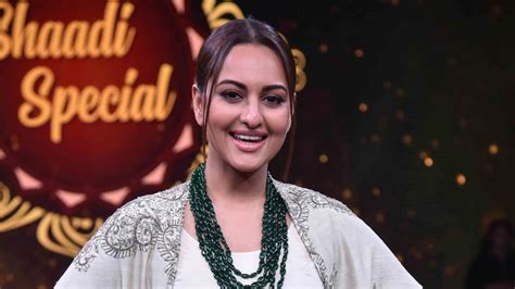 Sonakshi Sinha Wears An Anamika Khanna Crop Top And Trousers Set At